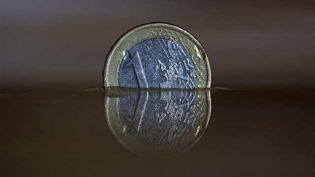 Selon l'Insee, la France devrait échapper à la récession en 2012 mais la maigre croissance de 0,2% attendue ne sera due qu'à l'acquis accumulé à la fin de l'an passé, ce qui augure mal des perspectives pour 2013. /Photo d'archives/REUTERS/Michaela Rehle