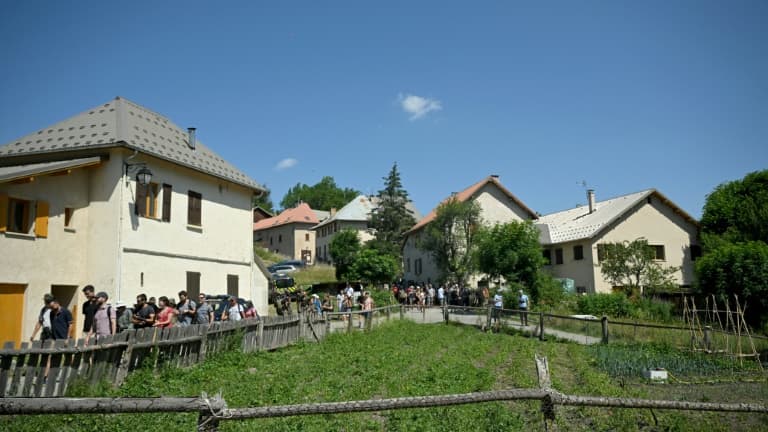 Des bénévoles participent aux recherches d'Emile, deux ans et demi, le 10 juillet 2023 au Vernet, dans les Alpes-de-Haute-Provence