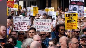 Des milliers de Britanniques manifestent à Londres contre l'inflation, le 1er octobre 2022