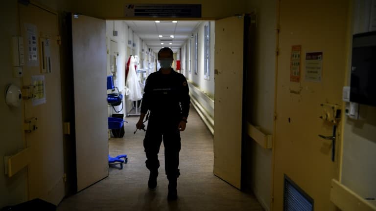Un gardien dans un couloir de l'hôpital pénitentiaire de la prison de Fresnes, le 25 novembre 2020 dans le Val-de-Marne