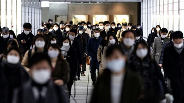 Des Japonais à la gare de Shinjuku, le matin, à l'heure de pointe, le 4 janvier 2021 à Tokyo 