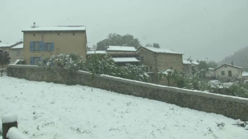 La neige s'est invitée dimanche à Yssingeaux, en Haute-Loire