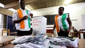 Dans un bureau de vote d'Abidjan, dimanche. Les autorités électorales de Côte d'Ivoire procèdent ce lundi au dépouillement des milliers de bulletins déposés la veille dans les urnes, au premier tour d'une élection présidentielle historique censée tourner