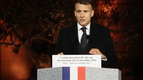 Emmanuel Macron prononce un discours lors d'une cérémonie commémorant le dixième anniversaire des attentats terroristes du 13 novembre 2015, le 13 novembre 2025. 