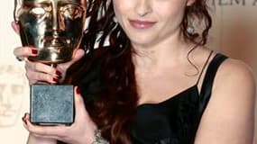 Helena Bonham Carter pose avec sa récompense pour son rôle dans "Le Discours d'un Roi" de Tom Hopper. Ce film sur le roi George VI a notamment remporté les prix du meilleur film, des meilleurs acteurs pour Colin Firth et Helena Bonham Carter et du meilleu