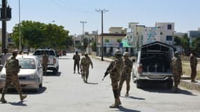 Des soldats pakistanais montent la garde après l'enlèvement d'un couple de Chinois à Quetta, dans le sud-ouest du Pakistan, le 24 mai 2017