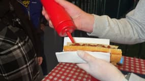 Avant les matchs du PSG, des paroissiens de l'Église Sainte-Jeanne-de-Chantal préparent des sandwichs merguez à moins de dix euros