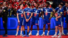 Les joueurs de l'équipe de France de handball avec leur médaille de bronze au Mondial, le 2 février 2025.