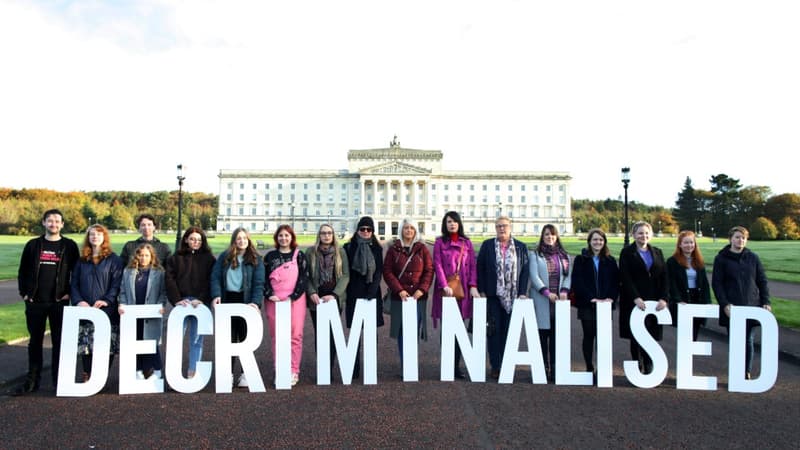 Des militants se sont rassemblés devant le Parlement de Belfast, alors que l'avortement va être libéralisé par Londres en l'absence d'un gouvernement en Irlande du Nord