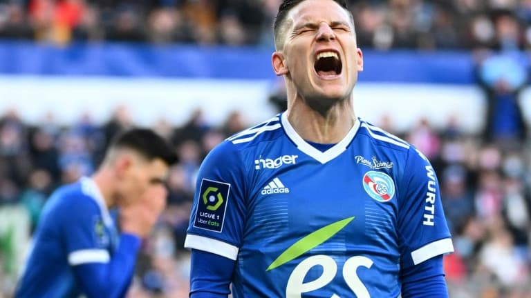L'attaquant strasbourgeois Kevin Gameiro, après avoir raté une occasion face à Nice, lors de la 26e journée de Ligue 1, le 26 février 2022 au Stade de La Meinau