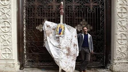 Devant une église copte d'Alexandrie cible d'un attentat dans la nuit du Nouvel An. Le gouvernement égyptien a déclaré disposer de la preuve qu'un groupe palestinien lié à Al Qaïda, l'Armée de l'Islam, est impliqué dans cet attentat qui a fait plus de 20