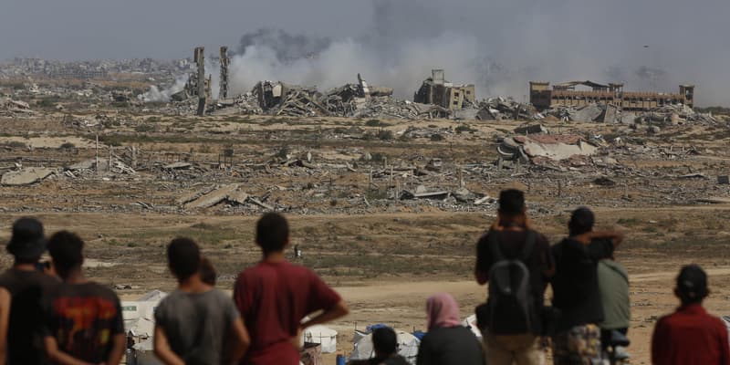 De la fumée s'élève de la zone alors qu'Israël poursuit ses attaques malgré l'appel de Donald Trump à "cesser immédiatement les attaques contre Gaza", à Gaza-ville le 4 octobre 2025.
