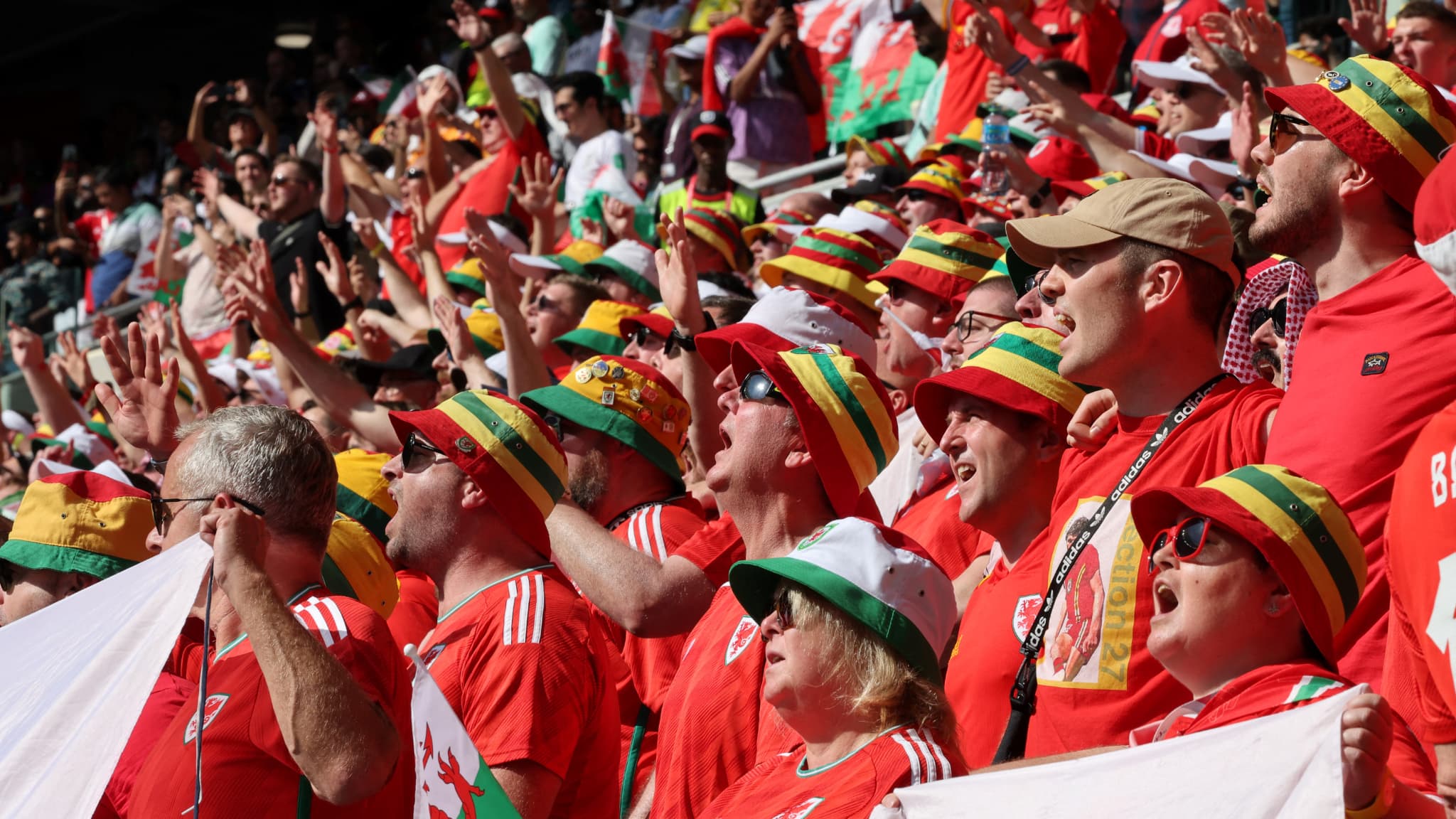 Pays de Galles-Iran : les supporters gallois avec leurs bobs Pays de Galles-Iran : les supporters gallois avec leurs bobs