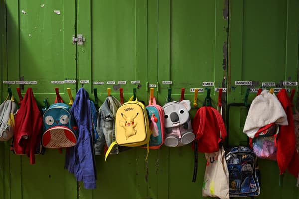 Des cartables dans une école primaire à Paris, le 1er septembre 2022.
