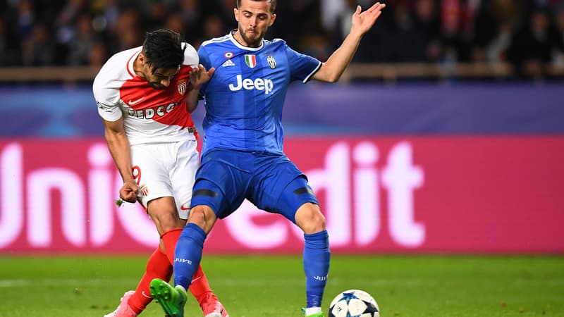 Miralem Pjanić au duel avec Radamel Falcao