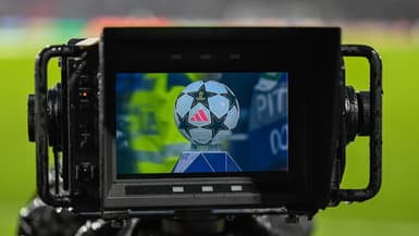 Une caméra en train de filmer le ballon de la Ligue des champions