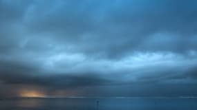 Une photo prise le 3 février 2013 montre le lever du soleil après une tempête à Teahupoo, sur la côte sud-ouest de l'île de Tahiti, en Polynésie française.