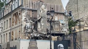 Un an après, le bâtiment touché par l'explosion est toujours en état de ruine.