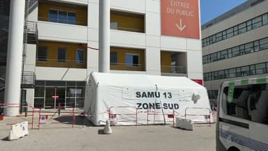 Une tente de tri a été installée devant les urgences de l'hôpital de la Timone à Marseille. 