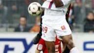 Le Rennais Olivier Thomert, qui prend ici le dessus sur le Lyonnais Frédéric Piquionne, est très proche de signer à l'Espanyol Barcelone.