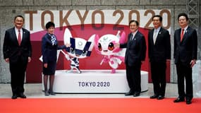 (g à d) Le président du Comité olympique japonais Yasuhiro Yamashita, la gouverneure de Tokyo Yuriko Koike, le vice-président du comité organisateur de Tokyo 2020 Toshiaki Endo, le président de l’Assemblée métropolitaine de Tokyo Ryoichi Ishikawa, et le Président de la commission spéciale sur les mesures de promotion des Jeux Olympiques et Paralympiques de l’Assemblée Métropolitaine de Tokyo Kunihiko Koyama, devant les mascottes Miraitowa et Someity, à Tokyo, le 14 avril 2021