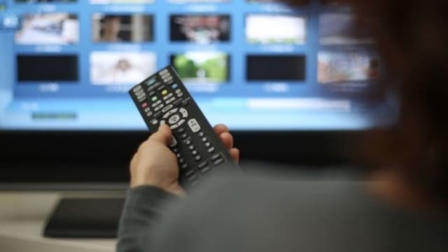 Une personne regardant la télévision (photo d'illustration).