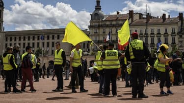 Des gilets jaunes sur la place Bellecour à Lyon