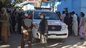 Des proches de victimes de l'attaque perpétrée par des talibans à Kaboul arrivent à l'hôpital.