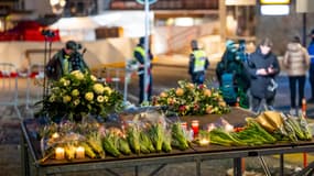 Des fleurs déposées à proximité du bar Le Constellation à Crans-Montana où s'est déclenché l'incendie meurtrier, le 1er janvier 2026