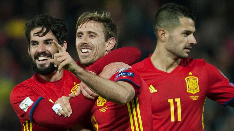 Le buteur espagnol Monreal félicité par ses coéquipiers
