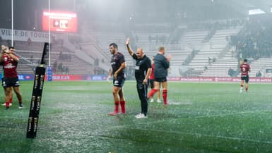 Pierre Mignoni et ses joueurs saluent les supporters après le report du match Toulon-La Rochelle, le 21 septembre 2025