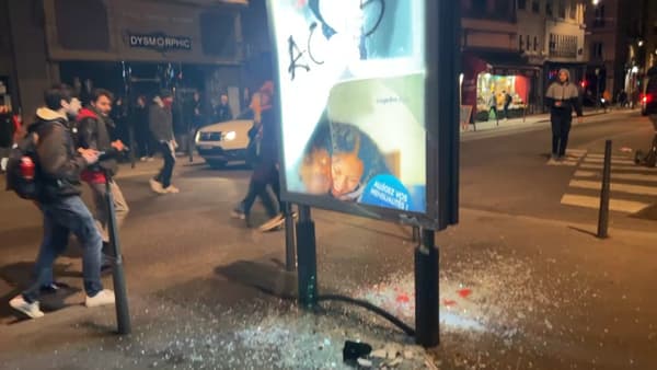 Un abribus dégradé lors de la manifestation du vendredi 17 mars à Lyon. Un abribus dégradé lors de la manifestation du vendredi 17 mars à Lyon.