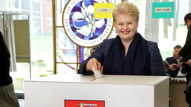La présidente lituanienne Dalia Grybauskaite vote à Vilnius le 11 mai 2014.