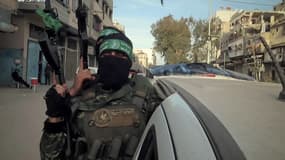 Des combattants de la branche armée du Hamas en route pour remettre trois des otages israéliens enlevés le 7 octobre 2023, le 19 janvier 2025.