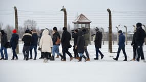 Des sportifs français visitent le camp d'Auschwitz