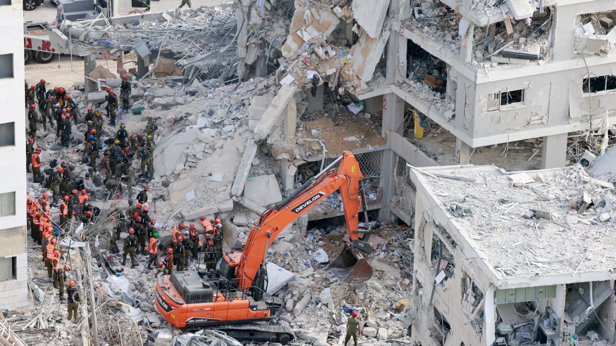 Rescuers who seek missing in Bat Yam this Sunday, June 15, 2025. Rescuers who seek missing in Bat Yam this Sunday, June 15, 2025.