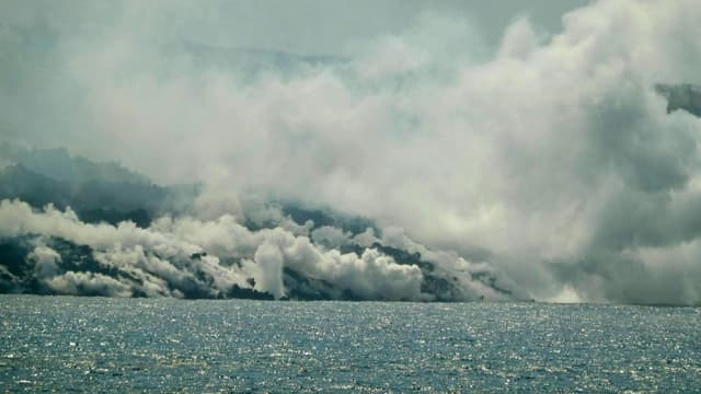 La lave produite par le volcan Cumbre Vieja tombe dans l'océan Atlantique à Tazacorte, sur l'île espagnole de La Palma, aux Canaries, le 30 septembre 2021