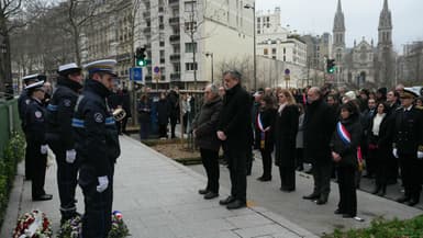 Riss et Gerard Biard, de Charlie Hebdo, lors d'un hommage aux victimes, neuf ans après l'attentat, le 7 janvier 2024.