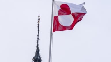 Le drapeau groenlandais Erfalasorput flotte au château de Tivoli à Tivoli, à Copenhague, le jeudi 8 janvier 2026. 