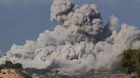 Une photo prise à la frontière entre Israël et Gaza  lors d'un bombardement israélien, le 16 novembre 2023.