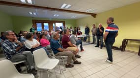 Une réunion autour des inondations fréquentes au parking du pré de Madame Carle à Vallouise-Pelvoux (Hautes-Alpes), le mercredi 5 juin 2024.