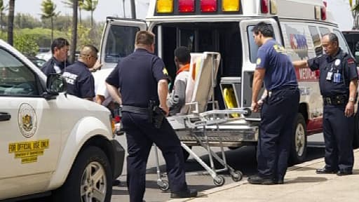 De dos, l'adolescent est évacué en civière de l'aéroport de Maui, à Hawaï, dimanche 20 avril.