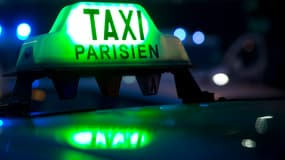 Les taxis bloquent leurs zones d'attente dans les deux aéroports parisiens.