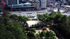 La police turque a renforcé le 31 mai 2015 les mesures de sécurité autour de la place Taksim dans le centre d'Istanbul, deux ans après le début de manifestations qui avaient fait vaciller le gouvernement pendant un mois, en juin 2013