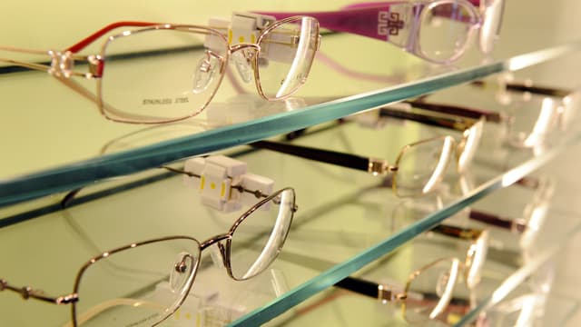 Le gouvernement veut plafonner les remboursements des mutuelles pour faire pression sur les opticiens.
