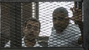 Les deux journalistes d'Al-Jazeera pendant leur procès, en août 2014. Les deux hommes sont sortis de prison vendredi 13 février. 