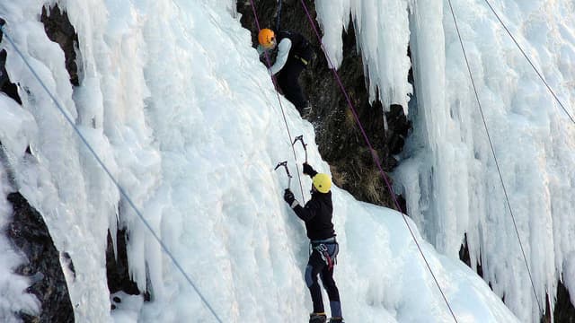 Des glaciéristes au cirque de Troumouse, dans les Pyrénées.