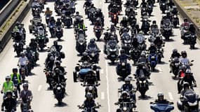 Des motards roulent lors d'une manifestation contre l'instauration du contrôle technique pour les deux-roues motorisés, à Paris, le 13 avril 2024. (Illustration)