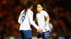 Marie-Antoinette Katoto et Delphine Cascarino lors de pays de Galles-France, le 8 avril 2022.