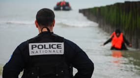 Des migrants tentent de traverser la Manche pour rejoindre la Grande-Bretagne sur le canot pneumatique d'un passeur, sur la plage de Sangatte, près de Calais, dans le nord de la France, le 15 janvier 2025